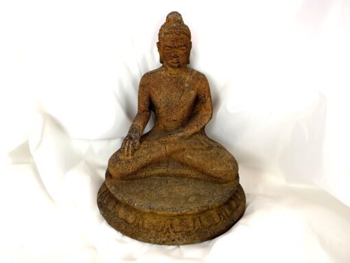 Buddah / Buddhistische Figur aus Sandstein (Handwerkerkunst), ca. 23 cm hoch, 18 cm lang, 18 cm breit