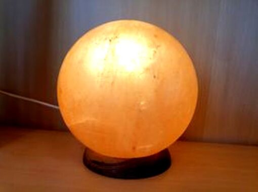 Salzkristalllampe rund, geschliffen (mit Sockel)