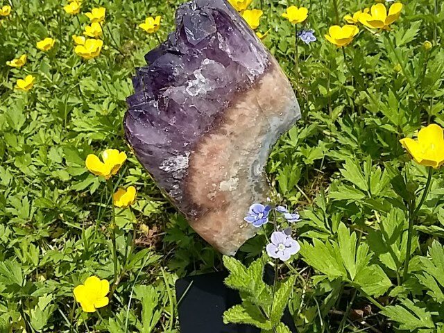 Amethyst Drusen Stück mit Erdbeerquarz, auf Sockel, dein Seelentröster – Bild 4