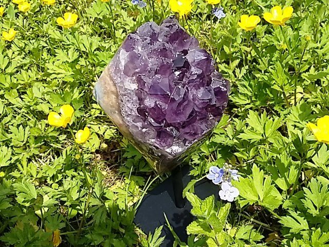 Amethyst Drusen Stück mit Erdbeerquarz, auf Sockel, dein Seelentröster – Bild 2