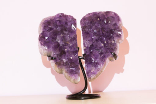 Amethyst Drusen Stück Engelsflügel Paar gross auf Ständer (Brasilien) 15,5 cm x 7,5 cm x 5,5 cm ( links) 15,5 cm x 9 cm x 5,5 cm (rechts)