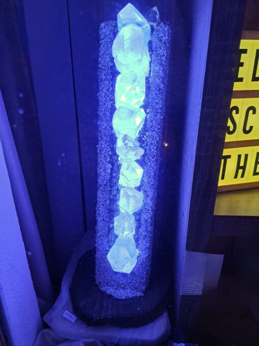 Wunderschöne Bergkristallampe, Standlampe (mit Holzstammsockel 51 cm x 21 cm)