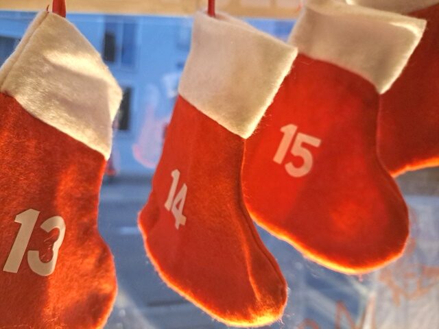 Edelstein Adventskalender mit 24 Glückssteinen & Adventssocken-Kette