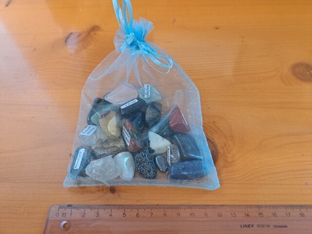 Edelstein Adventskalender mit 24 Glückssteinen & Adventssocken-Kette – Bild 2