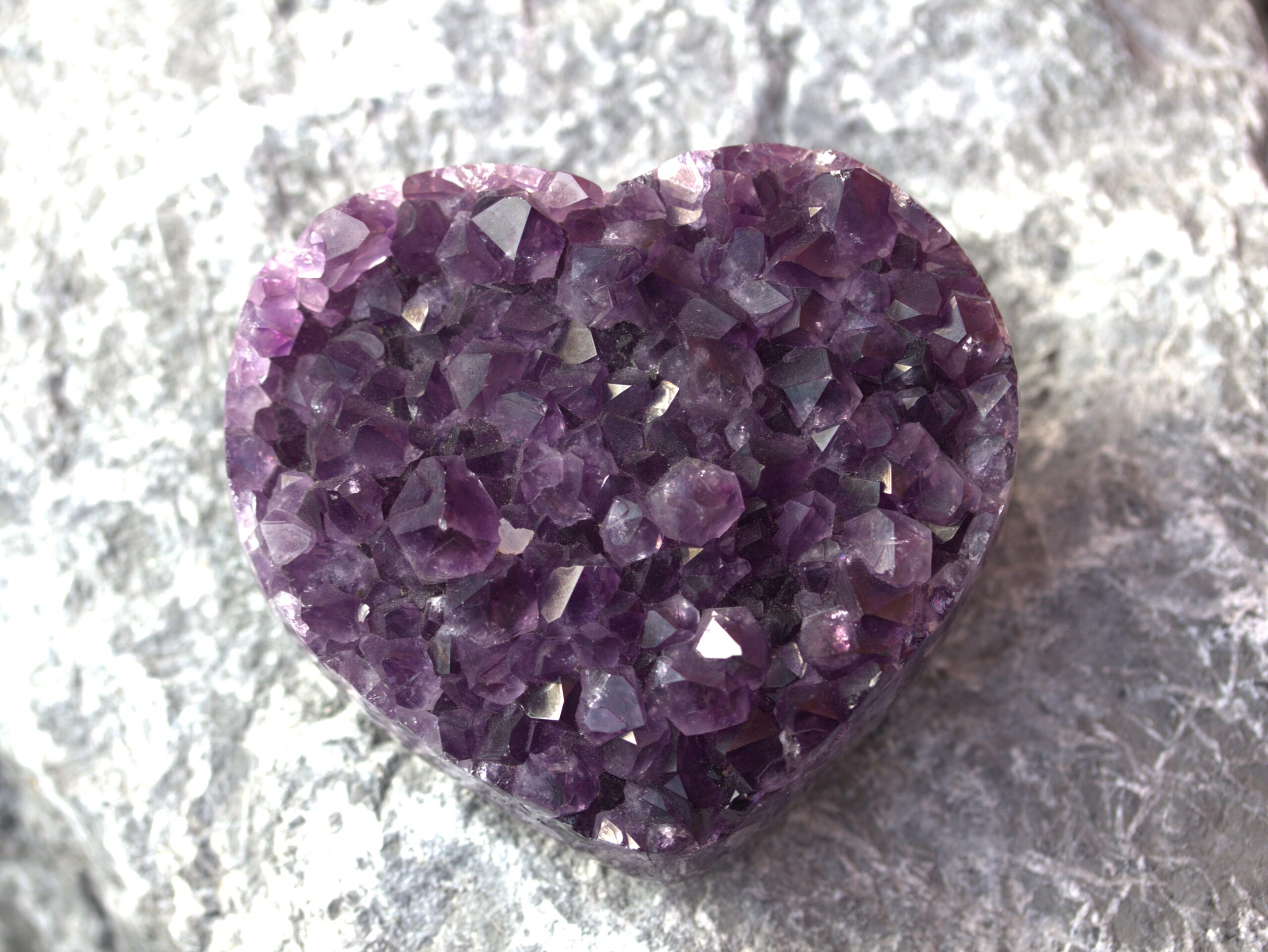 Amethyst Herz Amethyst Gruppe Herzform TOP, Uruguay, ca. 9.5 cm x 8.5 cm x 5 cm