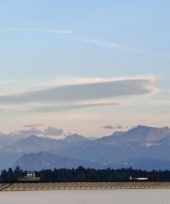 Aussicht in die Berge mit Licht und Weite – Papilunea Sanctuary
