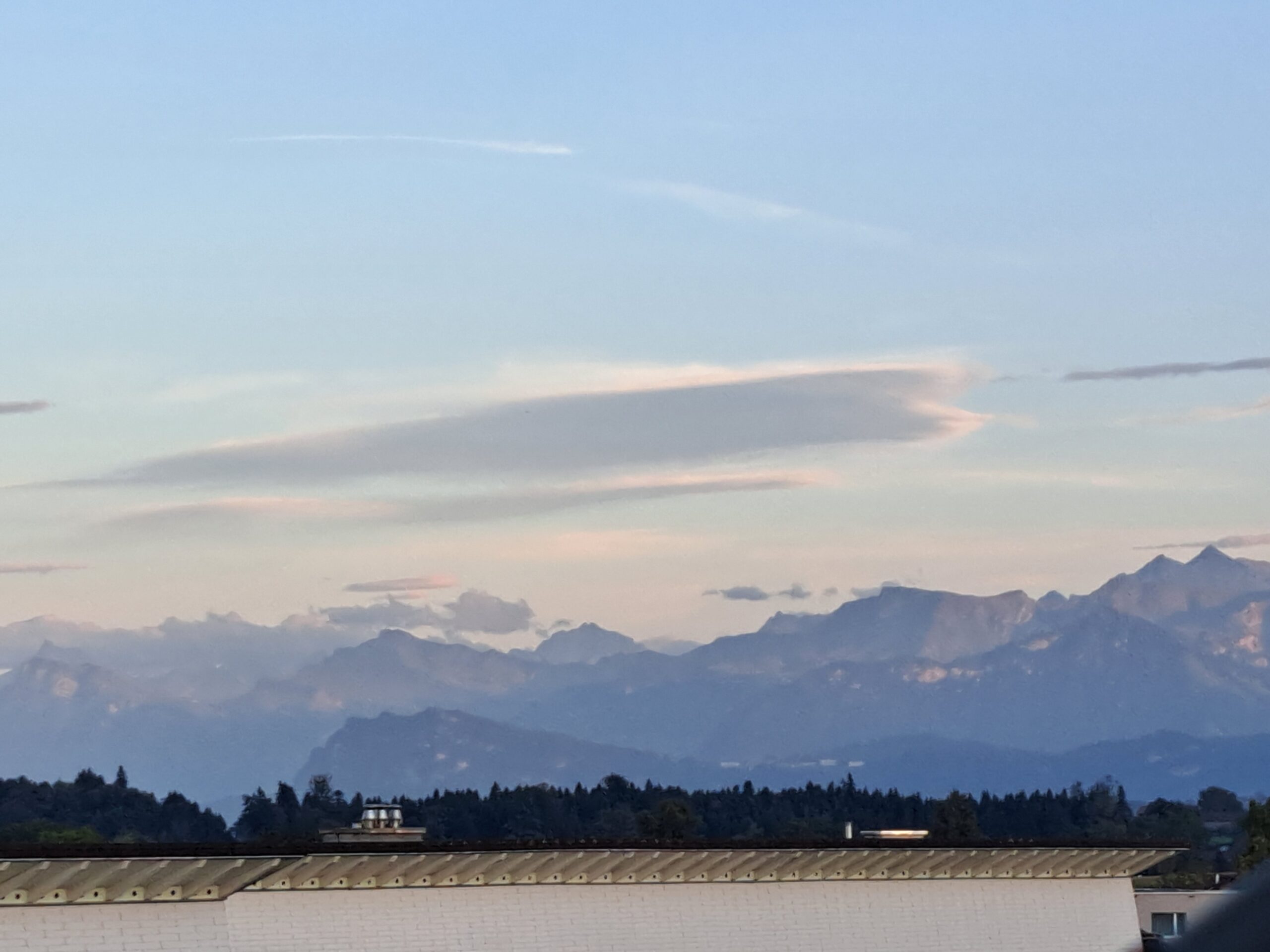 Aussicht in die Berge mit Licht und Weite – Papilunea Sanctuary