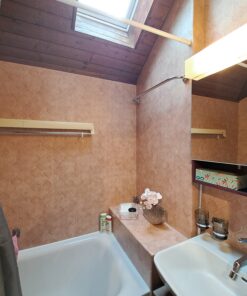 Badewanne mit Dachfenster und Salzkristallbad – Papilunea Sanctuary