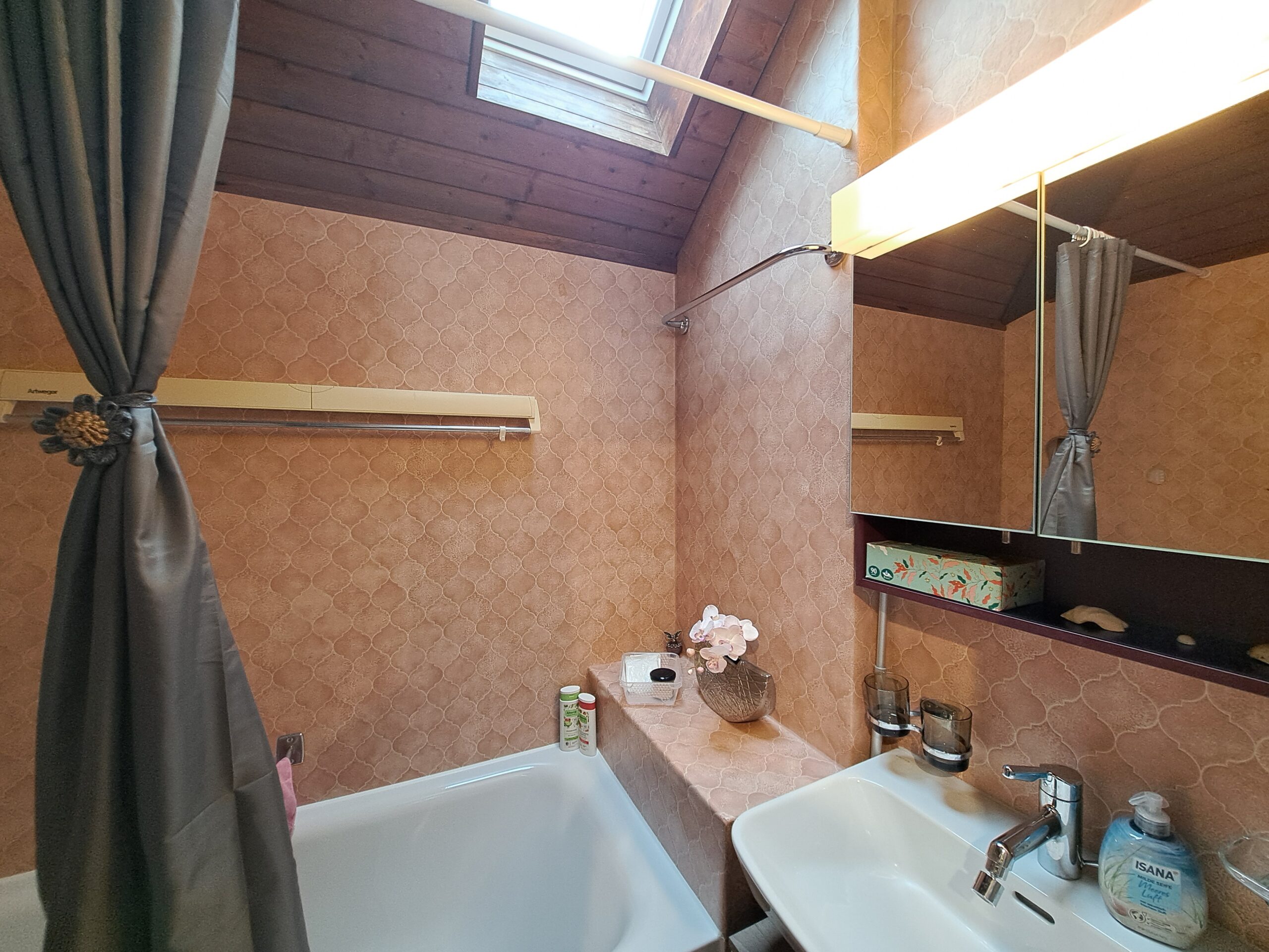 Badewanne mit Dachfenster und Salzkristallbad – Papilunea Sanctuary