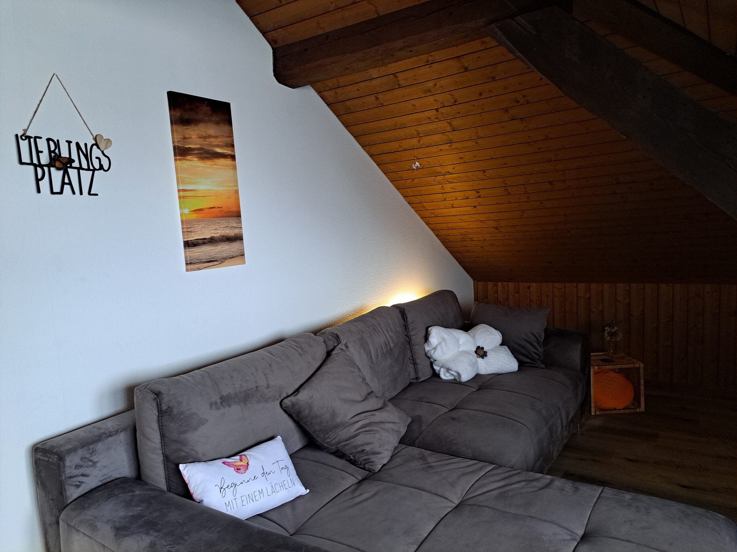 Ruhe‑Lounge mit Edelsteinlampen – Papilunea Sanctuary
