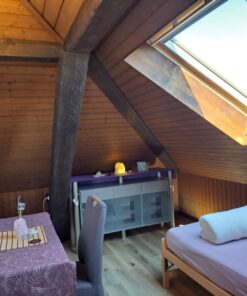 Schlafzimmer mit Dachfenster und Edelsteinen – Papilunea Sanctuary