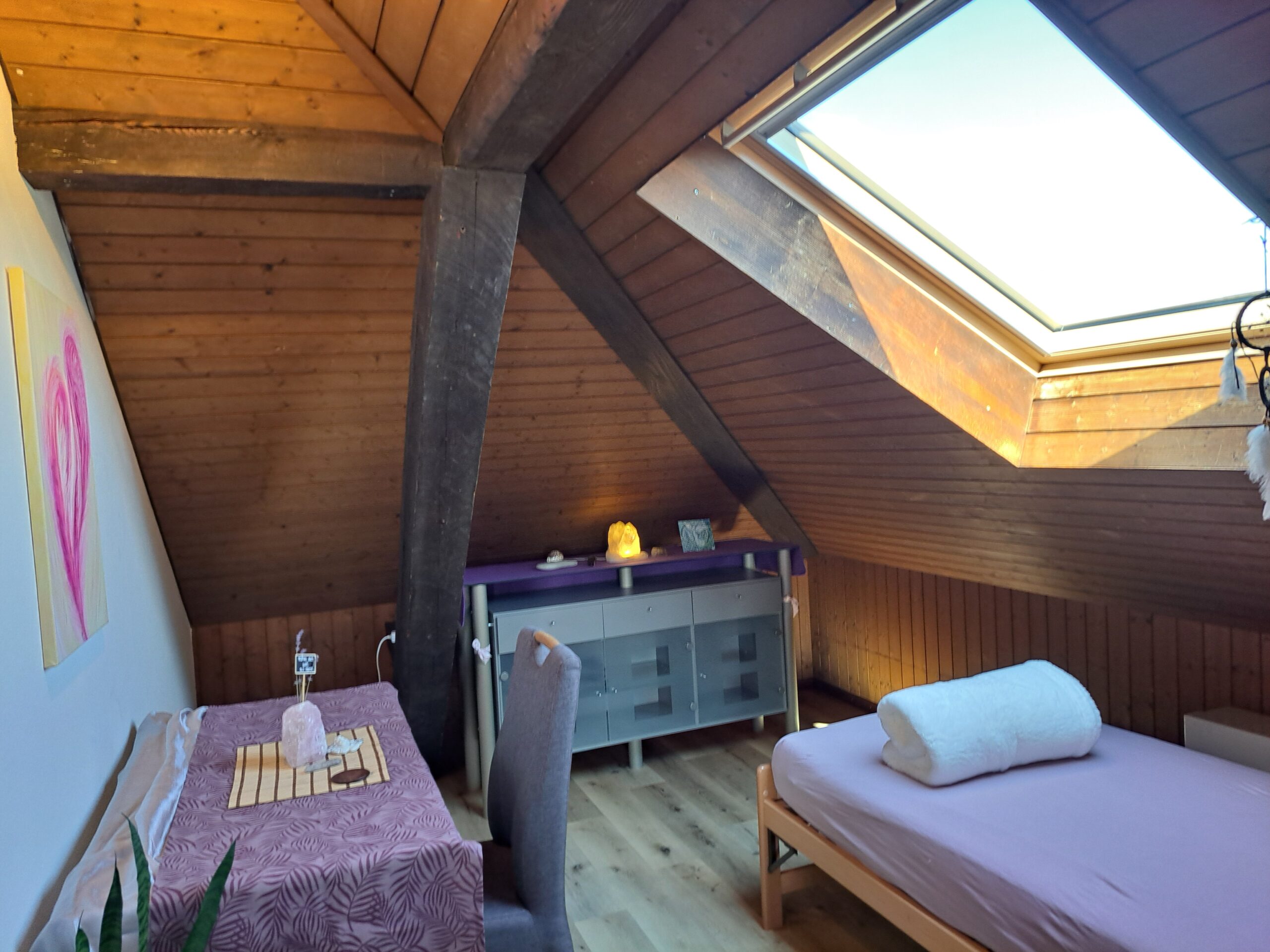 Schlafzimmer mit Dachfenster und Edelsteinen – Papilunea Sanctuary